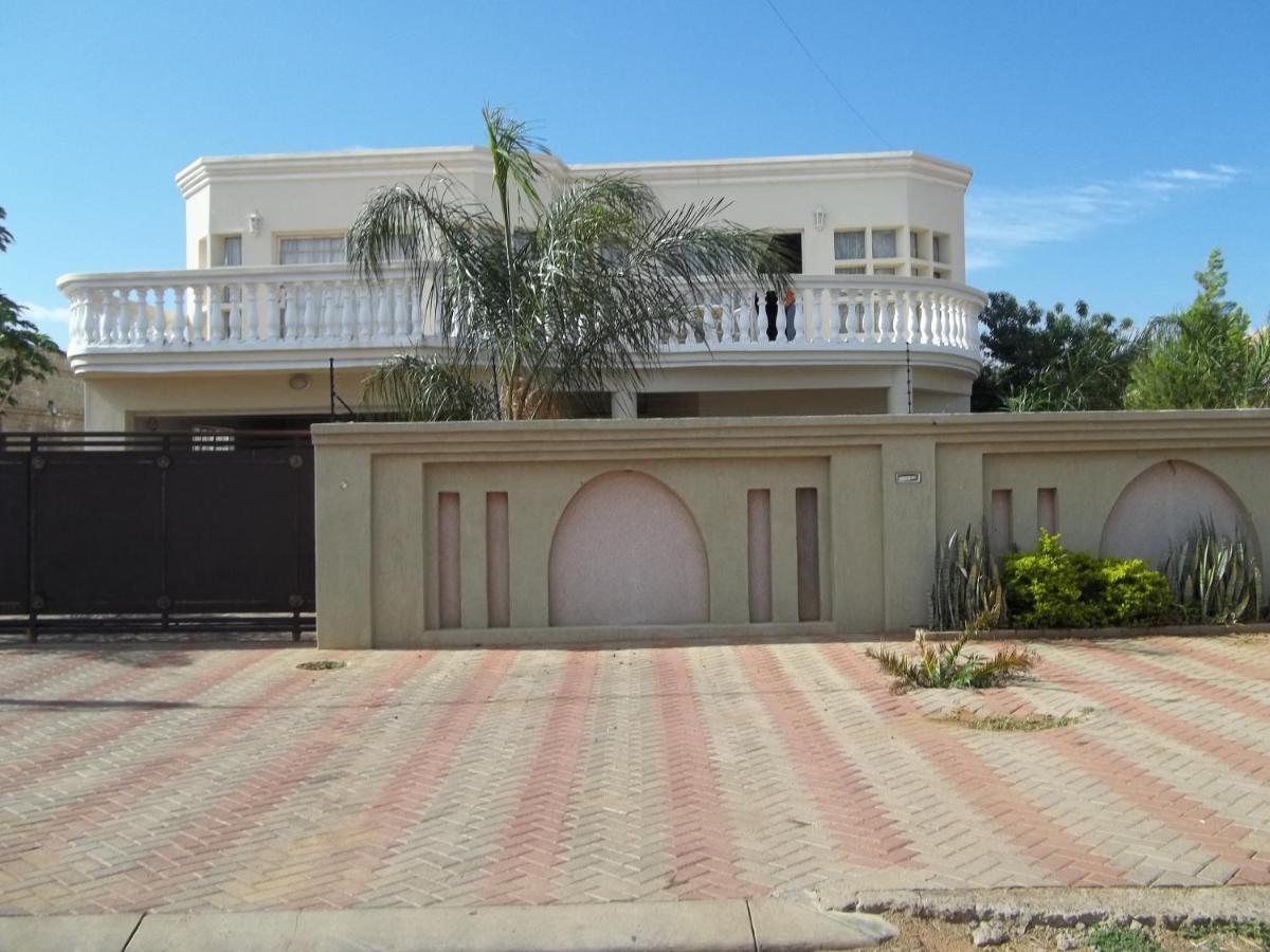 Carlcyn Homestay غابورون المظهر الخارجي الصورة