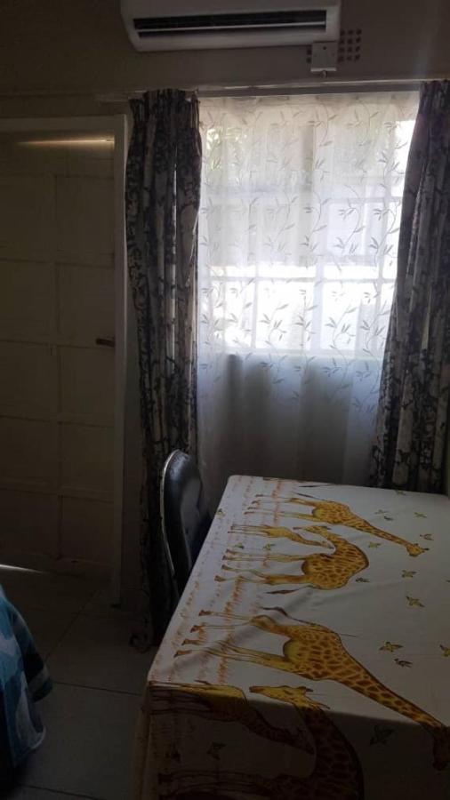 Carlcyn Homestay غابورون المظهر الخارجي الصورة