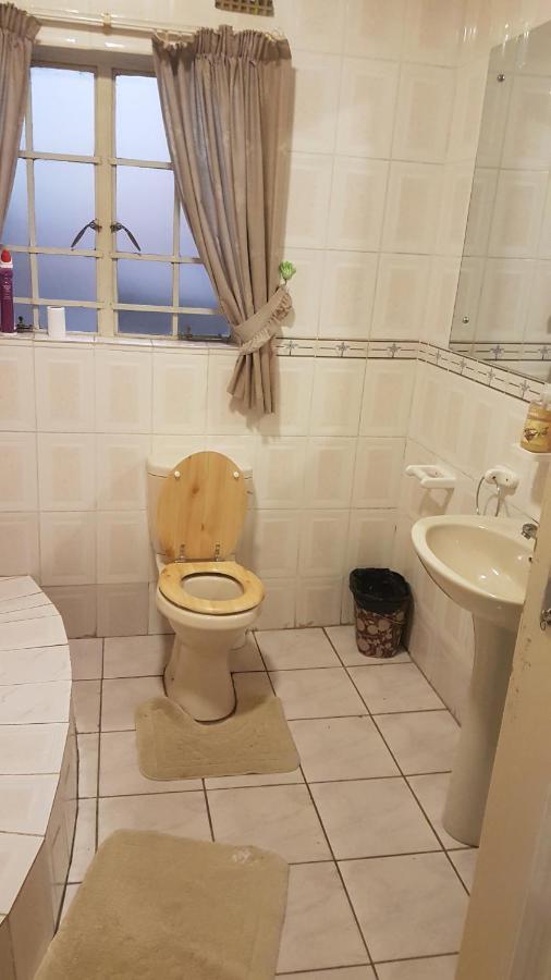 Carlcyn Homestay غابورون المظهر الخارجي الصورة