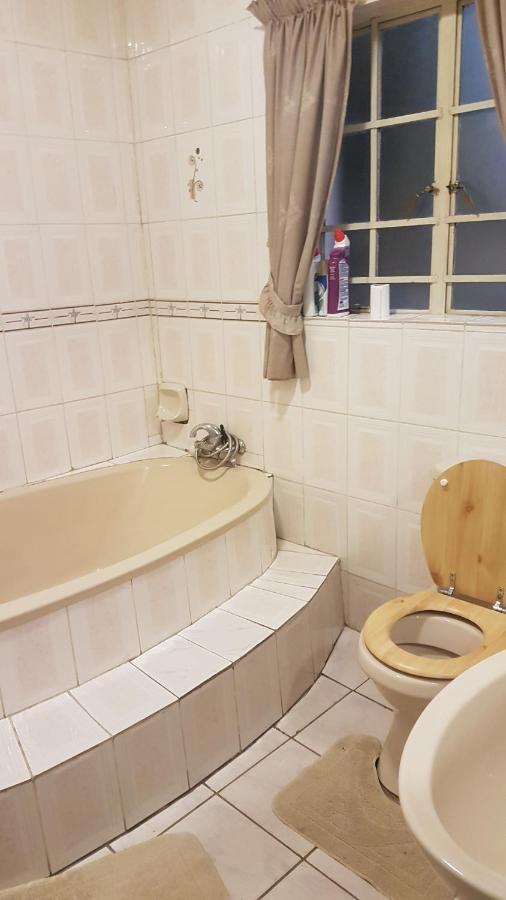 Carlcyn Homestay غابورون المظهر الخارجي الصورة